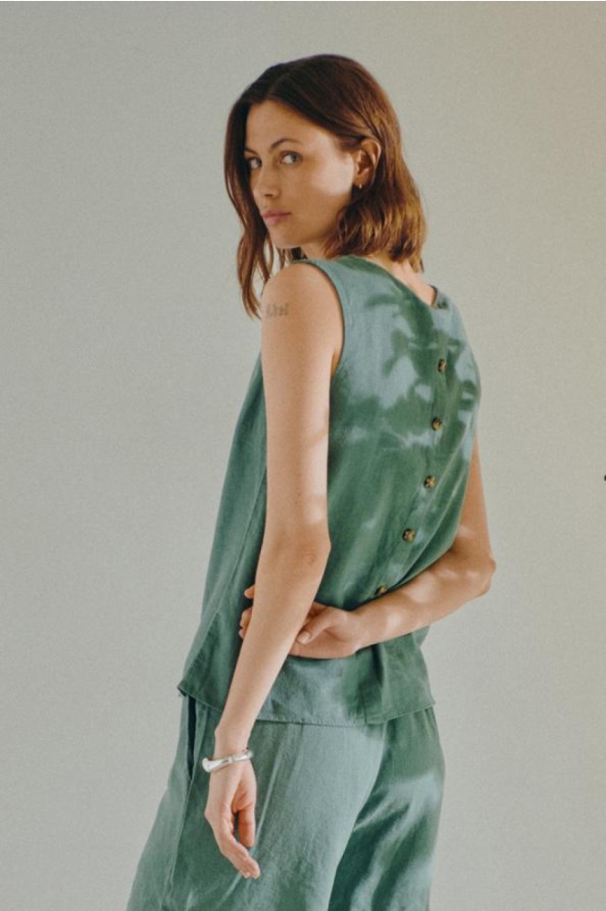 Freequent groene dames top | Model achteraanzicht