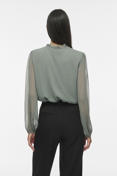 Vila groene dames blouse | Model achteraanzicht