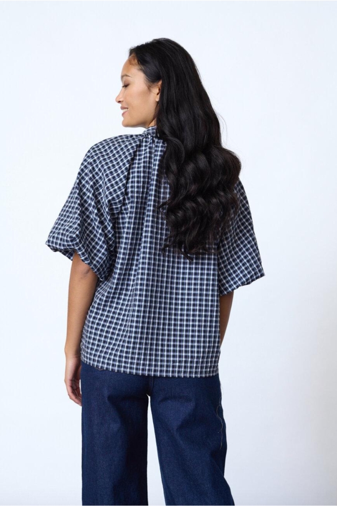 SisterS point blauwe dames blouse | Model achteraanzicht
