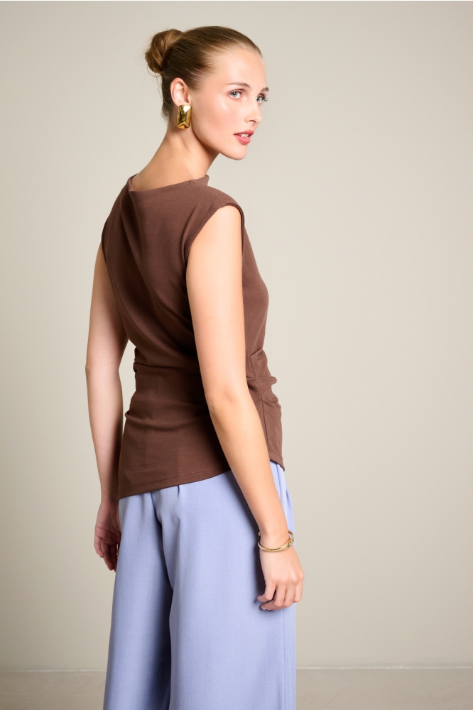 LolaLiza bruine dames top | Model achteraanzicht