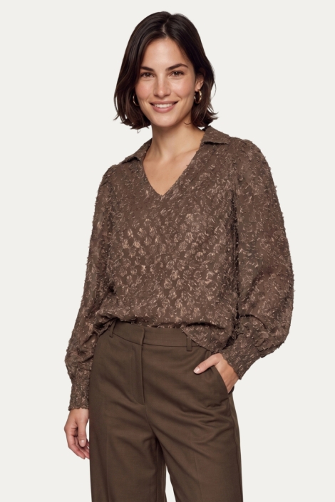 C&S The Label bruine dames blouse | Model vooraanzicht