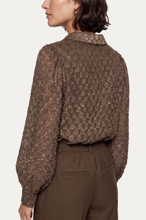 C&S The Label bruine dames blouse | Model achteraanzicht