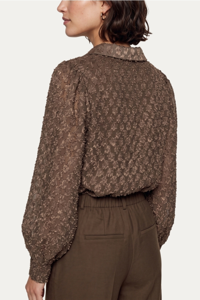 C&S The Label bruine dames blouse | Model achteraanzicht
