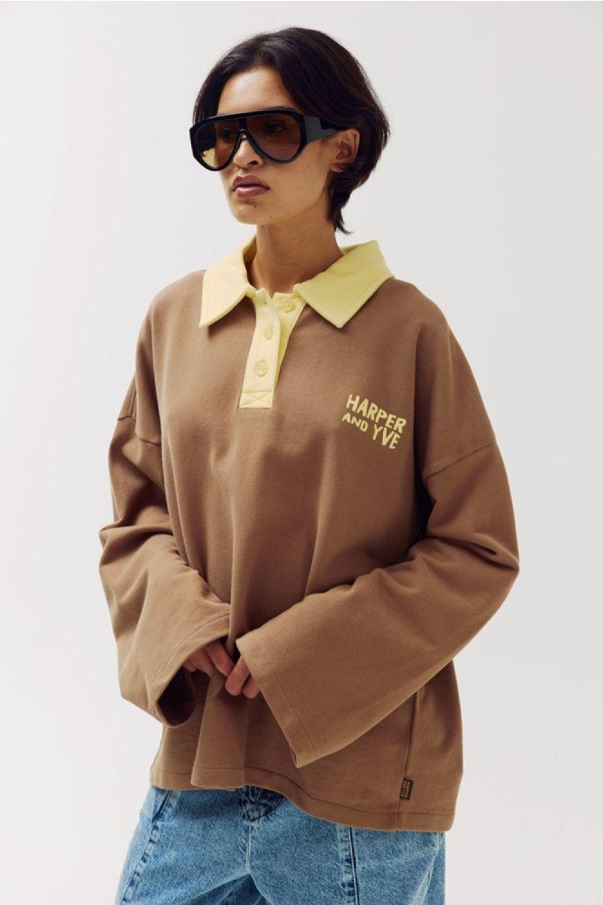 Harper & Yve taupe dames sweater | Model vooraanzicht