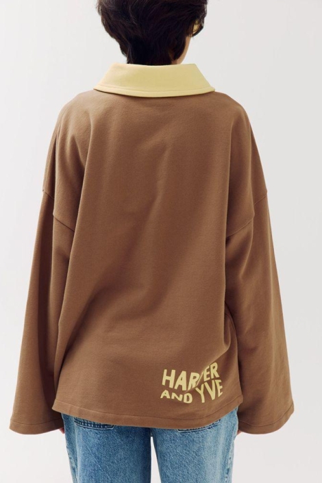 Harper & Yve taupe dames sweater | Model achteraanzicht
