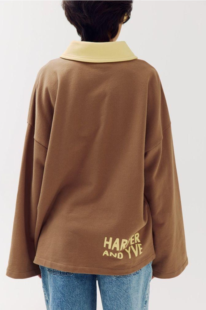 Harper & Yve taupe dames sweater | Model achteraanzicht