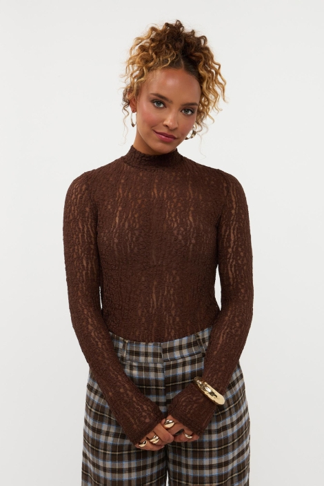 Ydence bruine dames top | Model vooraanzicht