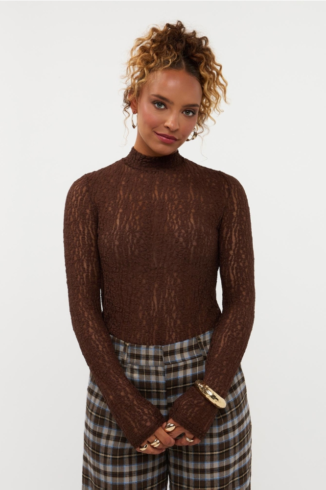 Ydence bruine dames top | Model vooraanzicht