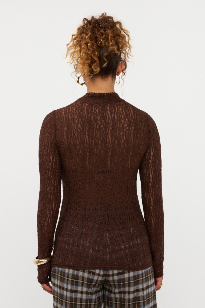 Ydence bruine dames top | Model achteraanzicht