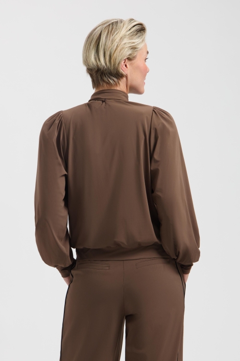 Lady Day bruine dames top | Model achteraanzicht