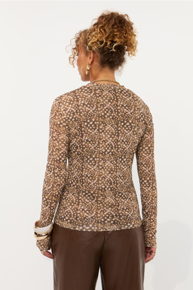 Ydence camel dames top | Model achteraanzicht