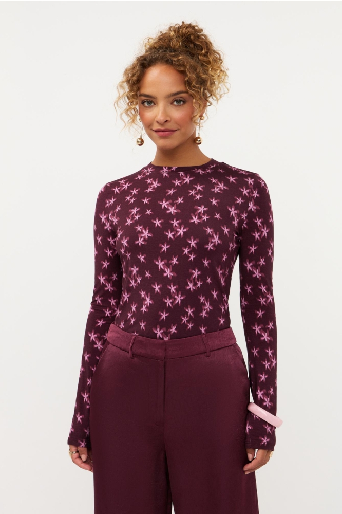 Ydence paarse dames t-shirt | Model vooraanzicht