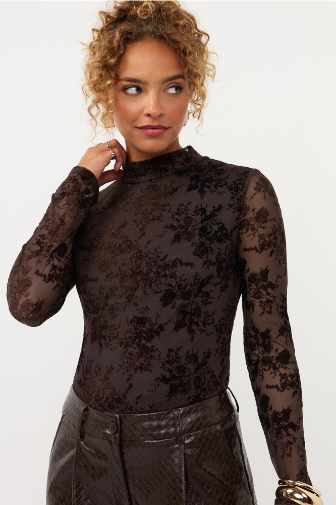 Ydence bruine dames top | Model vooraanzicht