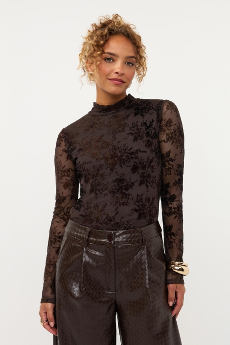 Ydence bruine dames top | Model vooraanzicht