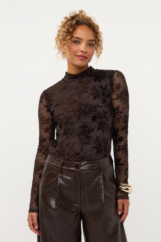 Ydence bruine dames top | Model vooraanzicht
