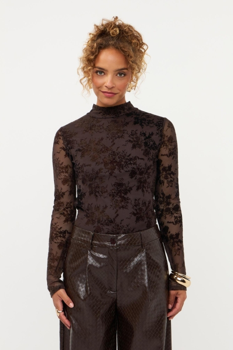 Ydence bruine dames top | Model vooraanzicht