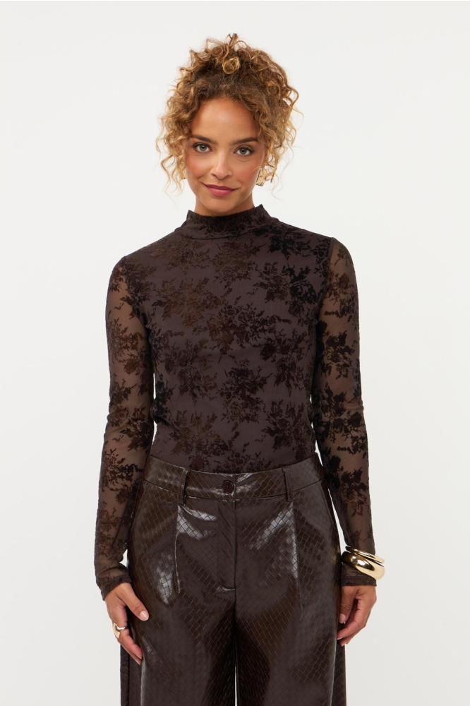 Ydence bruine dames top | Model vooraanzicht