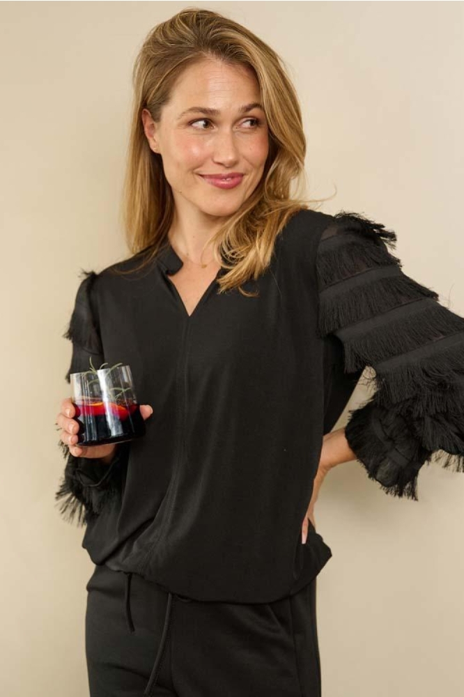 FOS Amsterdam zwarte dames blouse | Model vooraanzicht