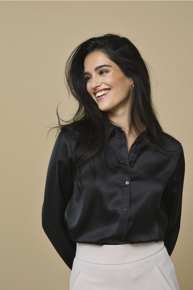 Jacqueline de Yong zwarte dames blouse | Model