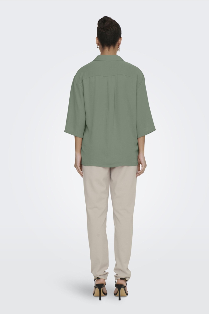 Jacqueline de Yong groene dames blouse | Model achteraanzicht