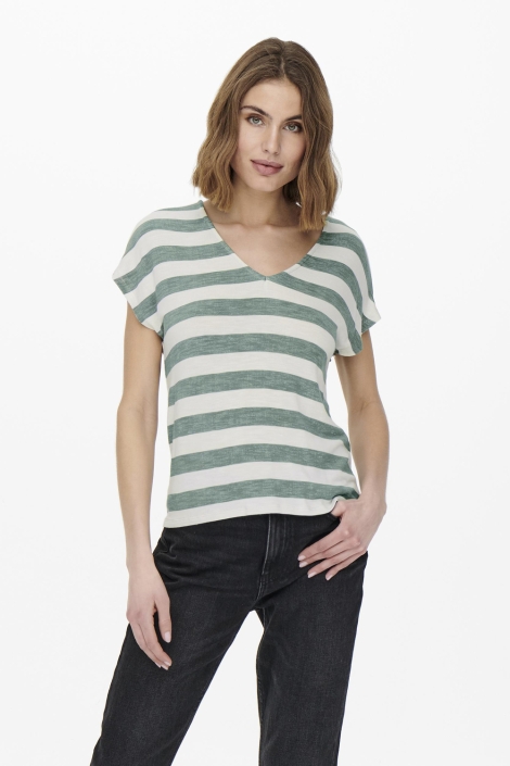 Only groene dames t-shirt | Model vooraanzicht