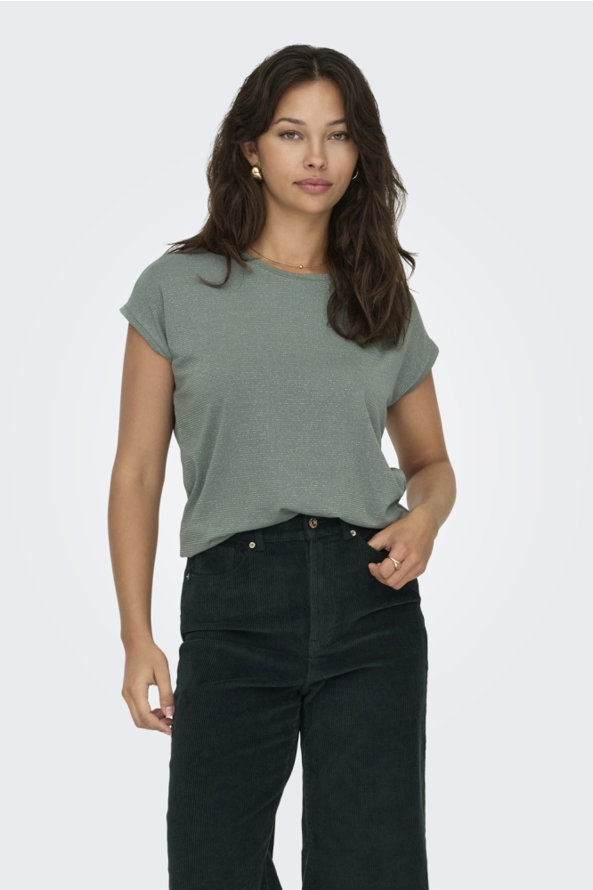 Only groene dames t-shirt | Model vooraanzicht