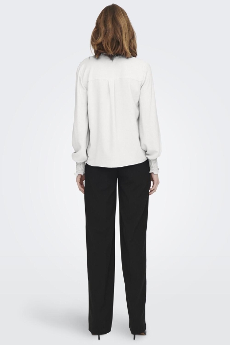Only witte dames blouse | Model achteraanzicht
