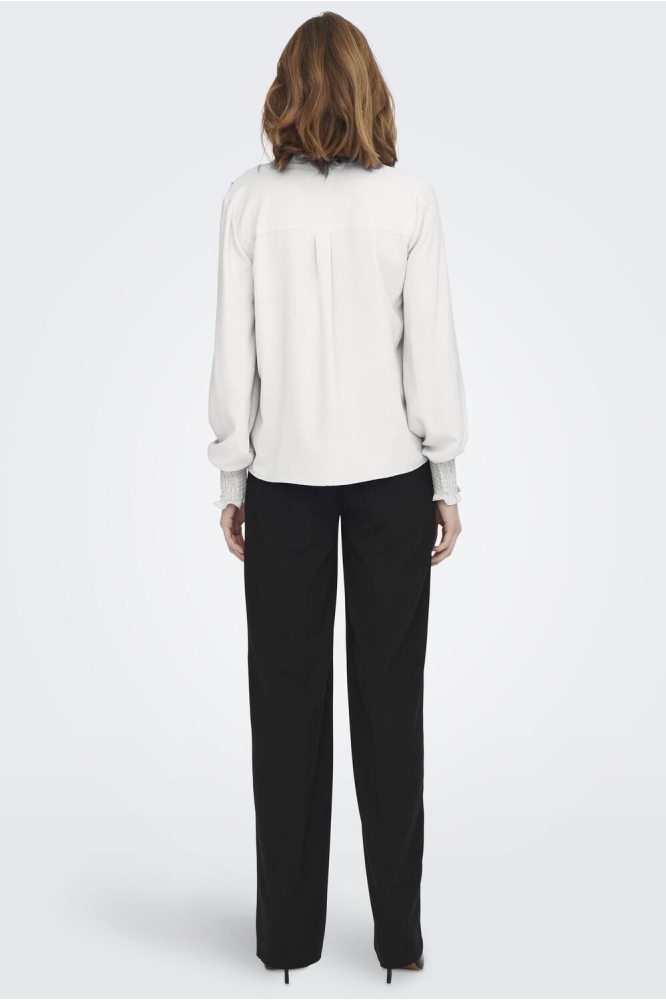 Only witte dames blouse | Model achteraanzicht