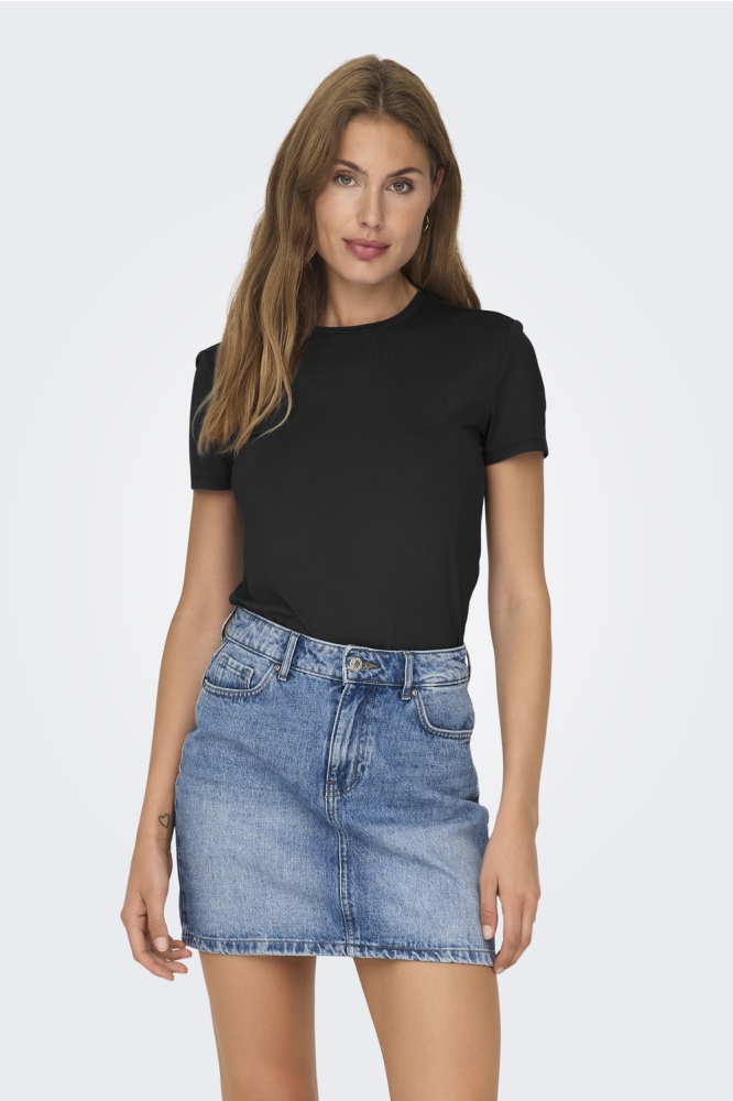 Only zwarte dames t-shirt | Model vooraanzicht
