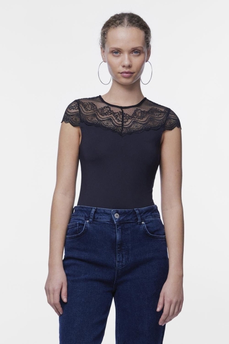 Pieces zwarte dames t-shirt | Model vooraanzicht