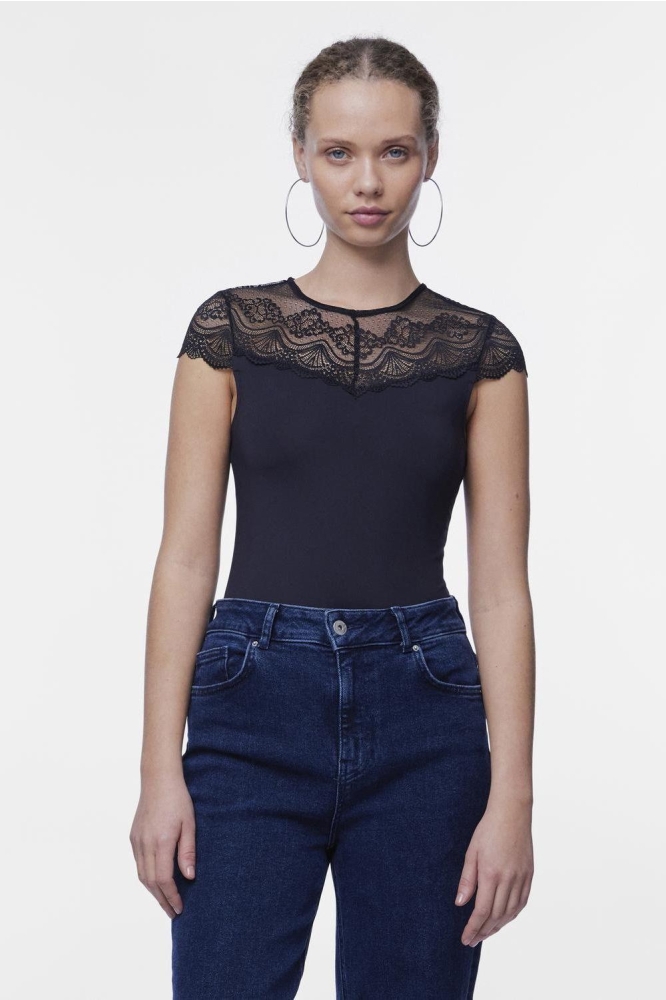 Pieces zwarte dames t-shirt | Model vooraanzicht