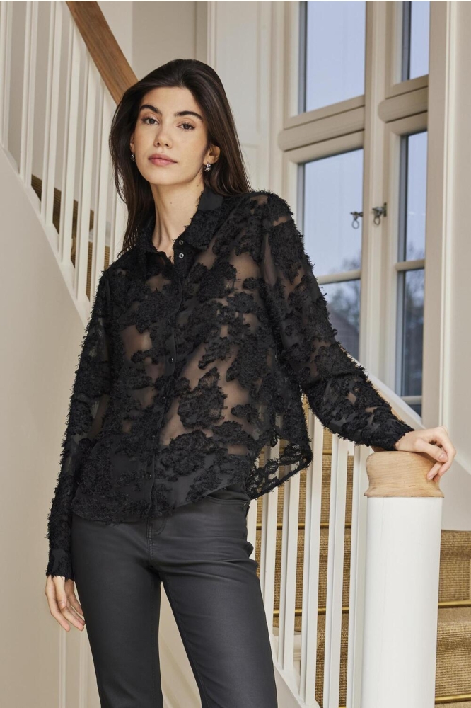 Jacqueline de Yong zwarte dames blouse | Sfeerbeeld, In situatie