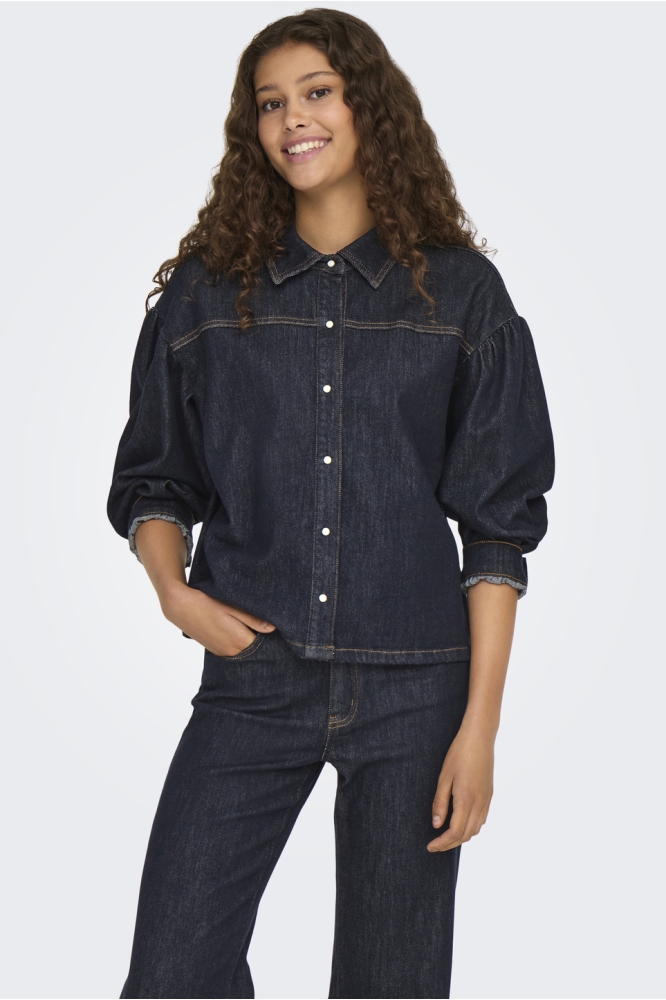Only blauwe dames blouse | Model vooraanzicht