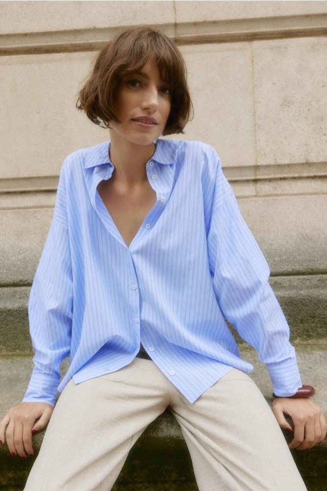 Vero Moda blauwe dames blouse | Sfeerbeeld, In situatie