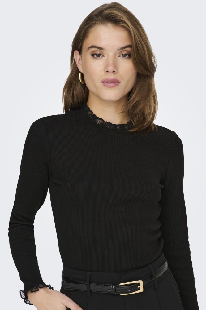 Only zwarte dames t-shirt | Model vooraanzicht