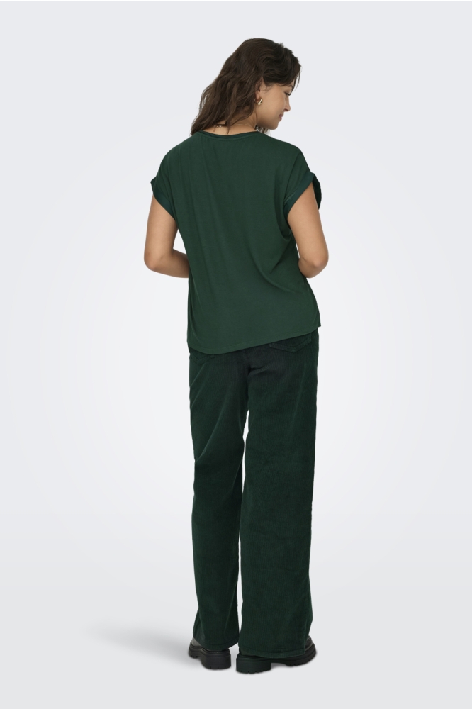 Only groene dames t-shirt | Model achteraanzicht