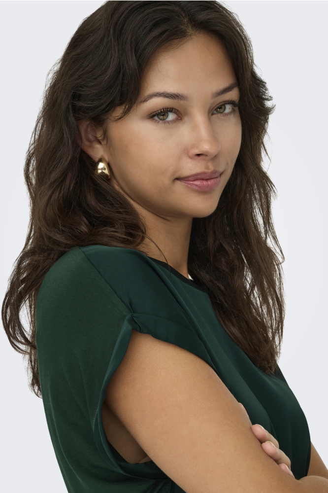 Only groene dames t-shirt | Close up