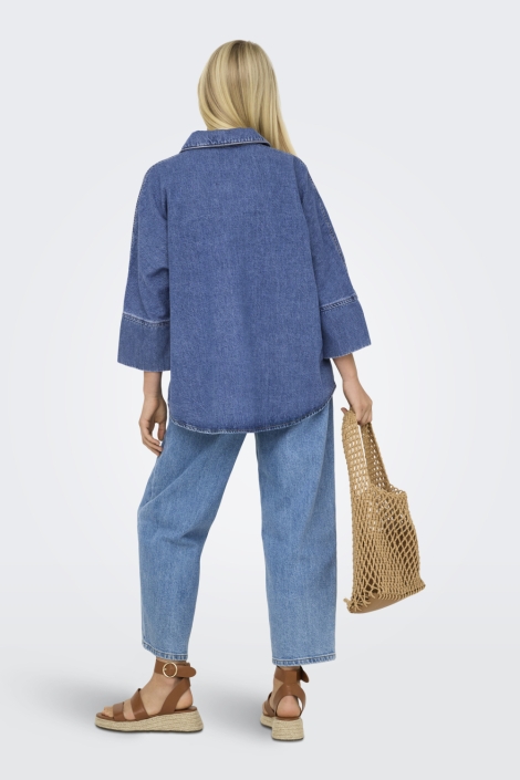 Only blauwe dames blouse | Model achteraanzicht