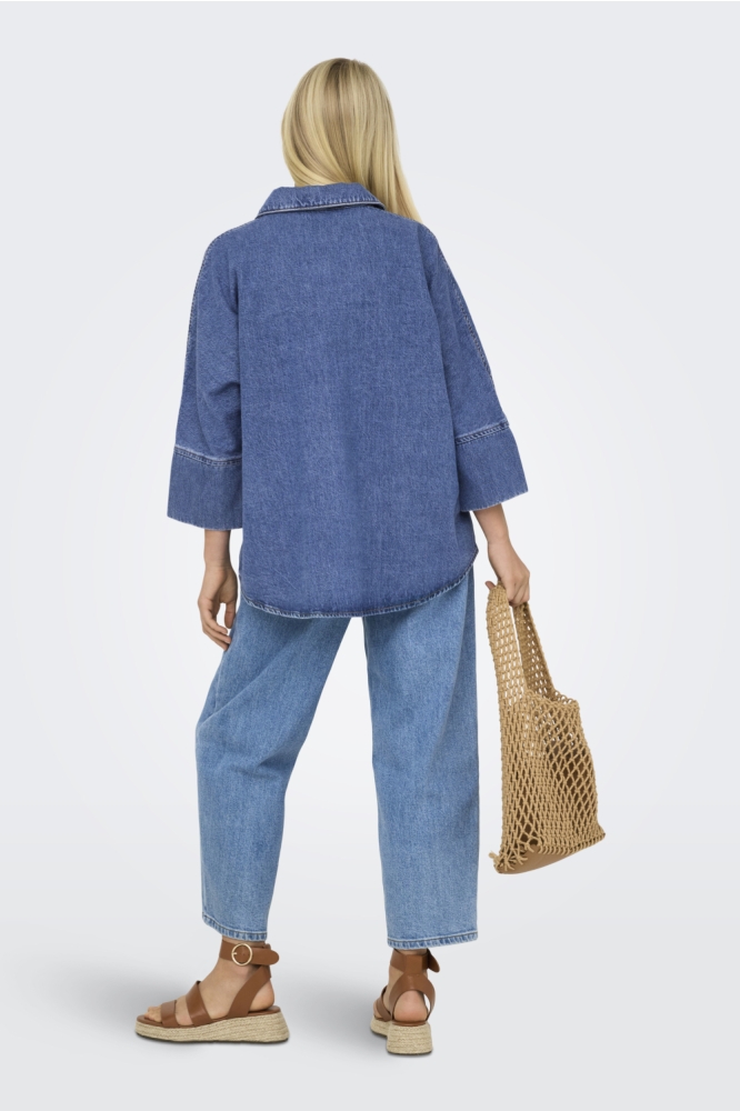 Only blauwe dames blouse | Model achteraanzicht