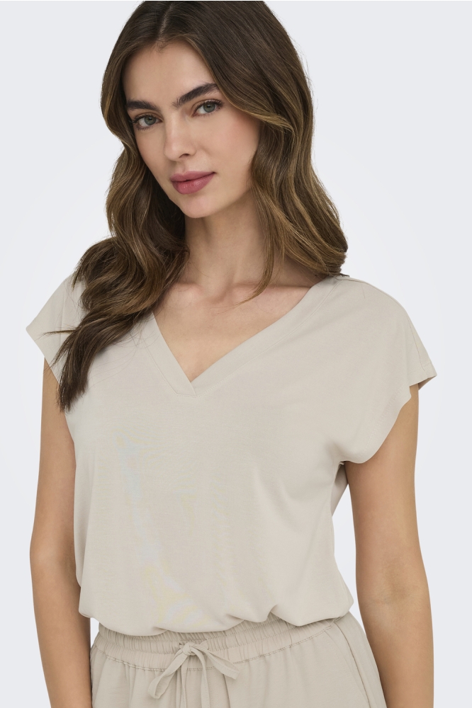 Only beige dames t-shirt | Model vooraanzicht