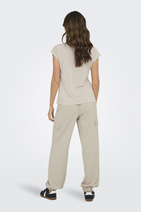 Only beige dames t-shirt | Model achteraanzicht