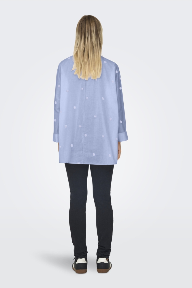 Only blauwe dames blouse | Model achteraanzicht