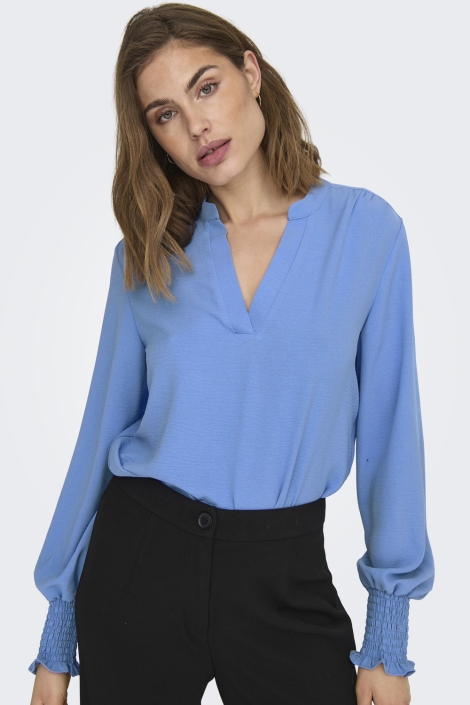 Only blauwe dames blouse | Model vooraanzicht