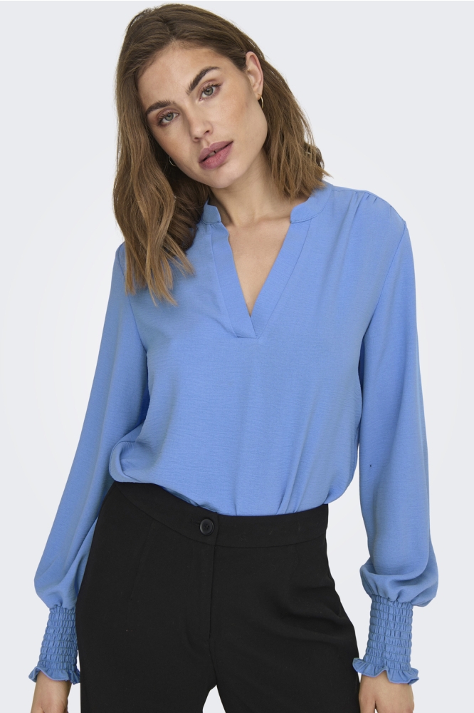 Only blauwe dames blouse | Model vooraanzicht