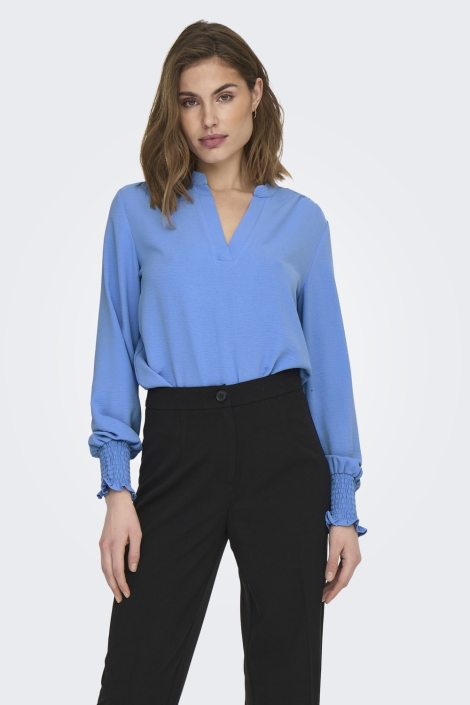 Only blauwe dames blouse | Model vooraanzicht