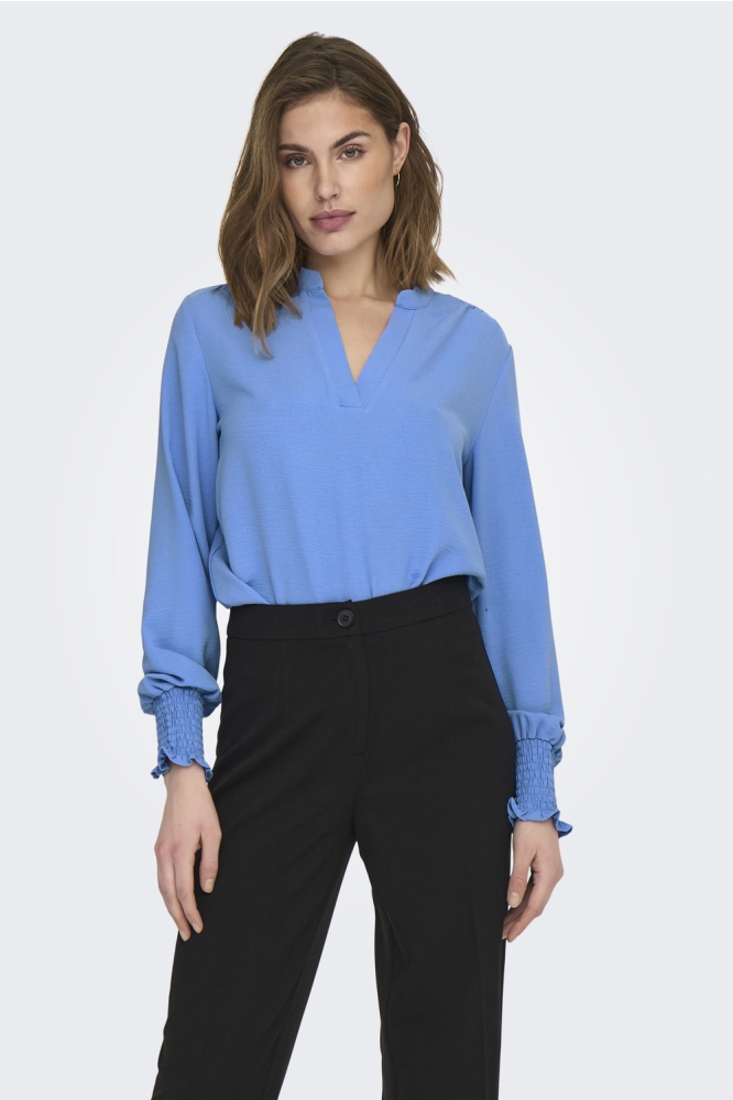 Only blauwe dames blouse | Model vooraanzicht