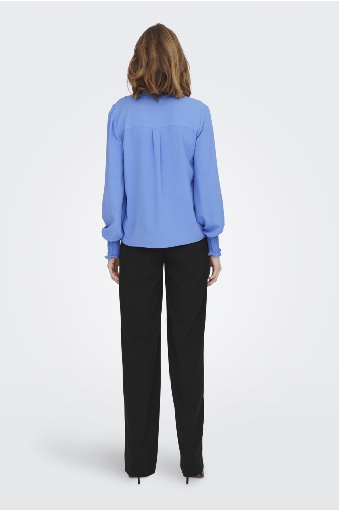 Only blauwe dames blouse | Model achteraanzicht