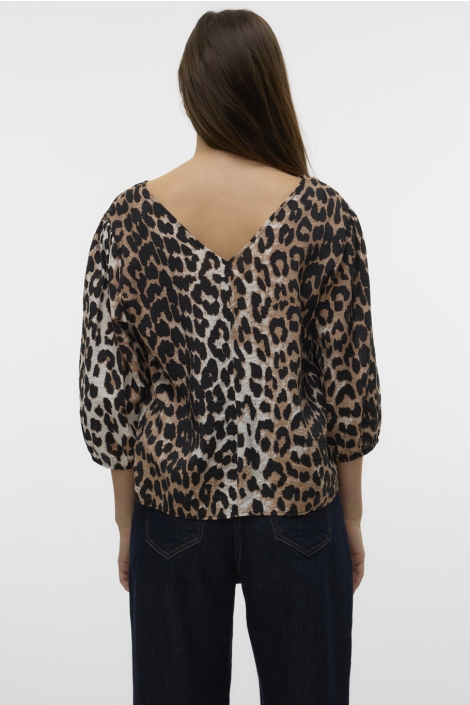 Vero Moda bruine dames blouse | Model achteraanzicht