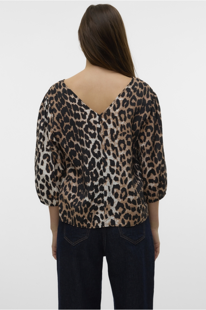Vero Moda bruine dames blouse | Model achteraanzicht