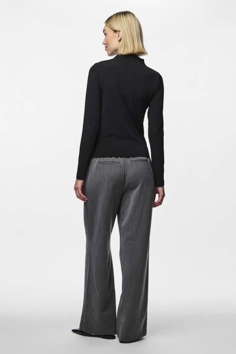 Pieces zwarte dames t-shirt | Model achteraanzicht